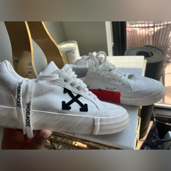 Off-White Sneaker - Picture 1 of 4